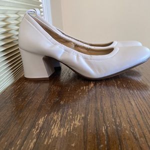 NEVER WORN NATURALIZER PUMPS
